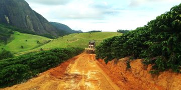 Vila Pavão intensifica recuperação de carreadores para garantir escoamento da safra cafeeira