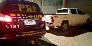 PRF recupera caminhonete roubada há oito anos em Pinheiros
