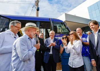 “Aqui não tem dinheiro do Vorcaro”, diz Lula em visita a hospital