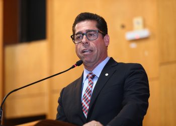 Assembleia eterniza Geovani Silva com criação de diploma para atletas