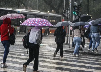 Norte e Sudeste devem começar semana com chuva forte, prevê Inmet