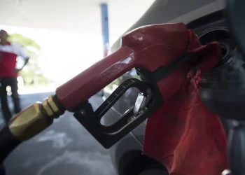 Com nova alta mundial do petróleo, governo mantém desconto na gasolina