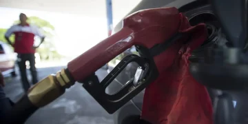 Com nova alta mundial do petróleo, governo mantém desconto na gasolina