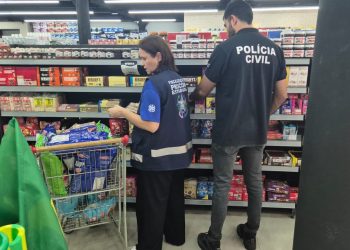 Decon e Procon apreendem cerca de mil produtos vencidos durante fiscalização em distribuidoras do ES