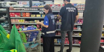 Decon e Procon apreendem cerca de mil produtos vencidos durante fiscalização em distribuidoras do ES