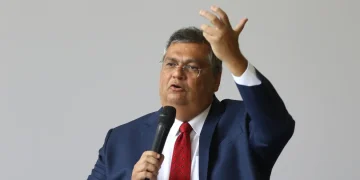 Dino bloqueia R$ 119 milhões de Valdemar por suspeitas em emendas