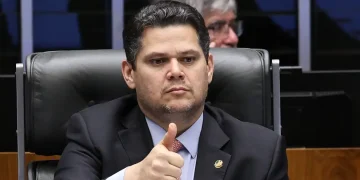 Alcolumbre destrava PEC do fim da 6×1 após conversas com Lula