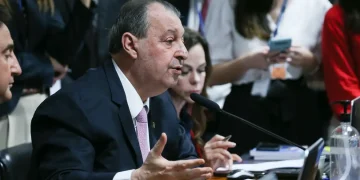 Relator da CCJ do Senado vota a favor da PEC do fim da escala 6×1
