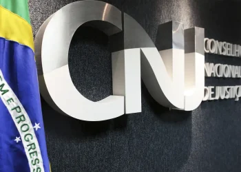 CNJ faz operação em gabinete de desembargador ligado a Nunes Marques