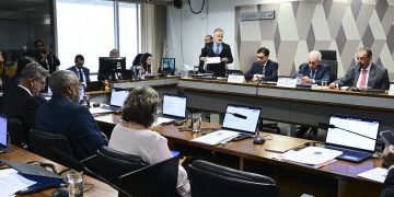 CCJ do Senado aprova PEC que acaba com jornada 6×1