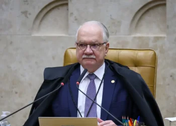 Fachin suspende decisões de Mendonça e Dino sobre diretor da PF