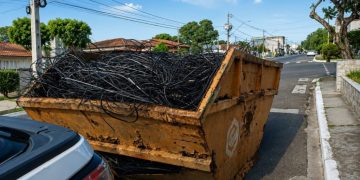 Linhares retira quase 2 toneladas de fios em desuso durante ação de higienização