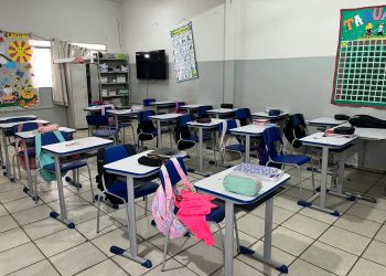 Prefeitura de Barra de São Francisco entrega novos kits de mesas e cadeiras para escola