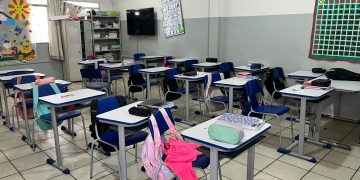 Prefeitura de Barra de São Francisco entrega novos kits de mesas e cadeiras para escola