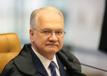 Fachin dá 24h para Mendonça levantar sigilo de todo caso Master