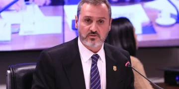 Dino determina reintegração de Andrei Rodrigues no comando da PF