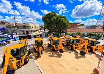Reforço no campo: Prefeitura de Sooretama entrega cinco novas retroescavadeiras para a agricultura