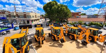 Reforço no campo: Prefeitura de Sooretama entrega cinco novas retroescavadeiras para a agricultura