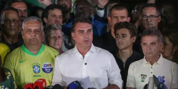 Investigações contra Flávio continuam no STF mesmo após fuga