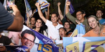 Ricardo sobe 11 pontos, chega a 45% nos votos válidos e clima de virada anima militância