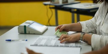 Eleições 2026: o que o eleitor pode e não pode fazer antes, durante e logo após a votação