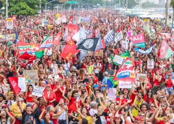 Milhares ocupam Copacabana em ato pela democracia e em apoio a Lula