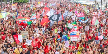 Milhares ocupam Copacabana em ato pela democracia e em apoio a Lula